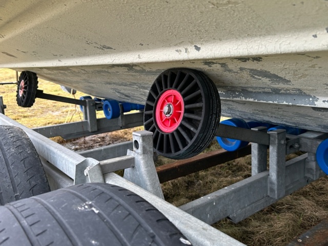 1144027-44 Bayliner Capri 2352 LX, With boat trailer