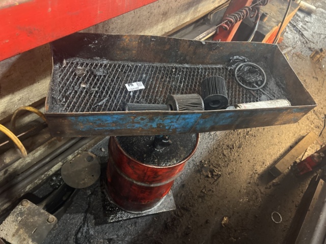 1164100-2 Waste oil drum, gearbox lift & work stand