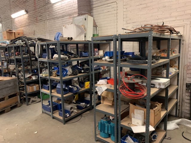 1065650-1 Stock hydraulic and electronic components, 22 shelf sections (incl. shelves)