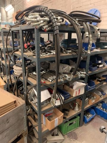 1065650-15 Stock hydraulic and electronic components, 22 shelf sections (incl. shelves)