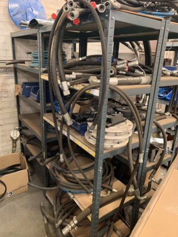 1065650-17 Stock hydraulic and electronic components, 22 shelf sections (incl. shelves)