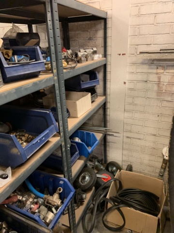 1065650-19 Stock hydraulic and electronic components, 22 shelf sections (incl. shelves)