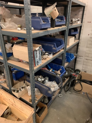 1065650-20 Stock hydraulic and electronic components, 22 shelf sections (incl. shelves)