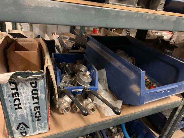 1065650-36 Stock hydraulic and electronic components, 22 shelf sections (incl. shelves)