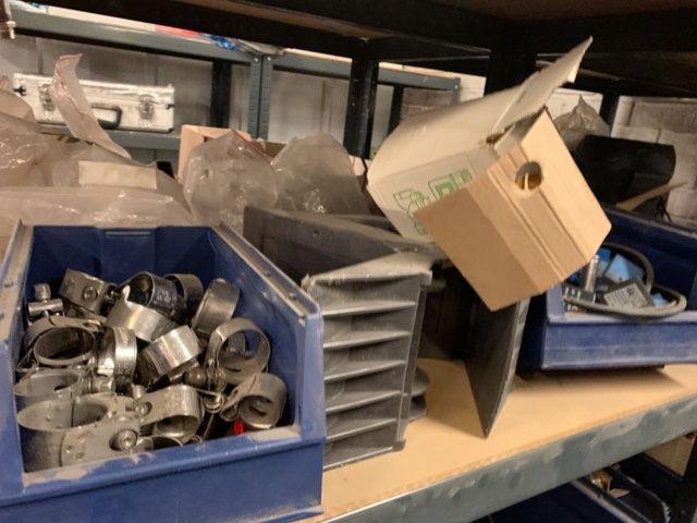 1065650-37 Stock hydraulic and electronic components, 22 shelf sections (incl. shelves)