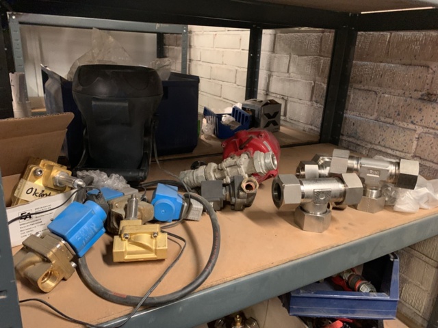 1065650-38 Stock hydraulic and electronic components, 22 shelf sections (incl. shelves)