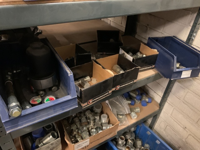 1065650-51 Stock hydraulic and electronic components, 22 shelf sections (incl. shelves)