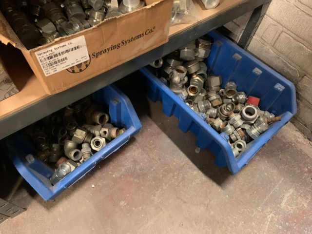 1065650-53 Stock hydraulic and electronic components, 22 shelf sections (incl. shelves)