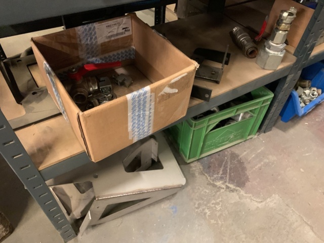 1065650-54 Stock hydraulic and electronic components, 22 shelf sections (incl. shelves)