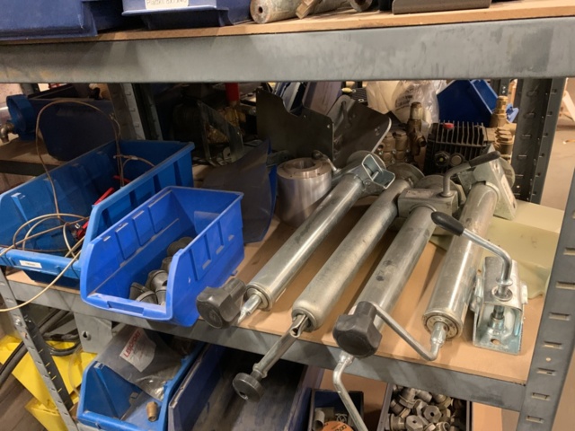 1065650-57 Stock hydraulic and electronic components, 22 shelf sections (incl. shelves)