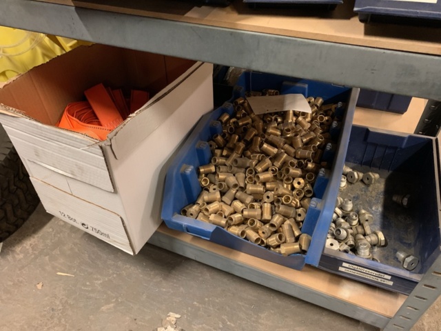 1065650-59 Stock hydraulic and electronic components, 22 shelf sections (incl. shelves)