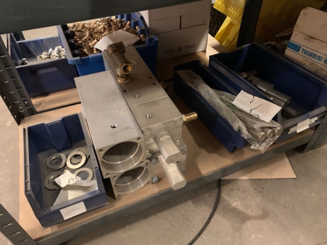 1065650-67 Stock hydraulic and electronic components, 22 shelf sections (incl. shelves)