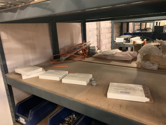 1065650-68 Stock hydraulic and electronic components, 22 shelf sections (incl. shelves)