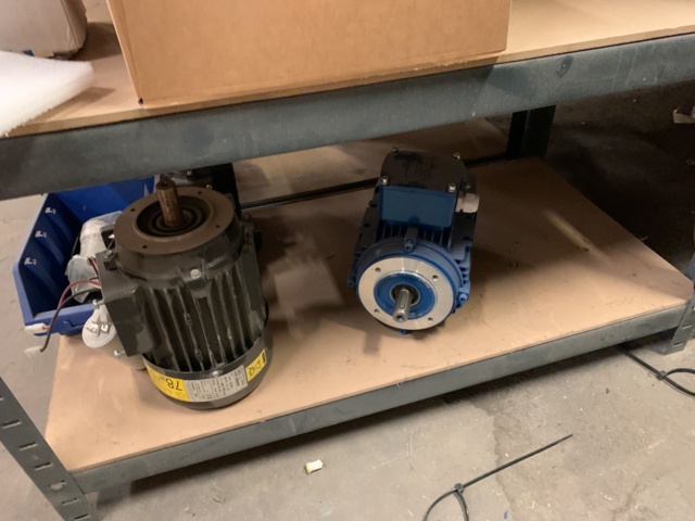 1065650-80 Stock hydraulic and electronic components, 22 shelf sections (incl. shelves)