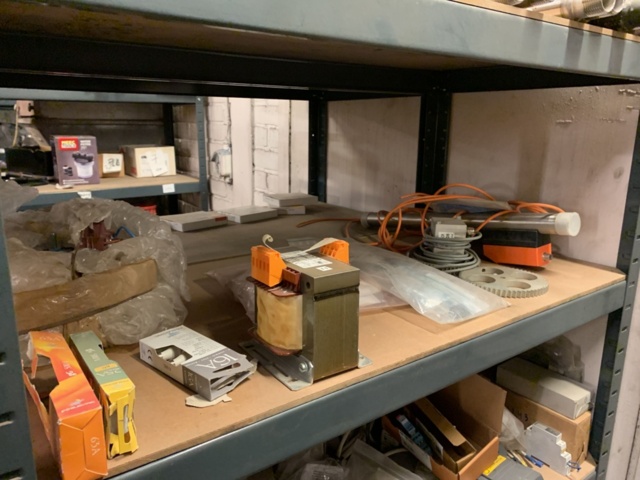 1065650-81 Stock hydraulic and electronic components, 22 shelf sections (incl. shelves)