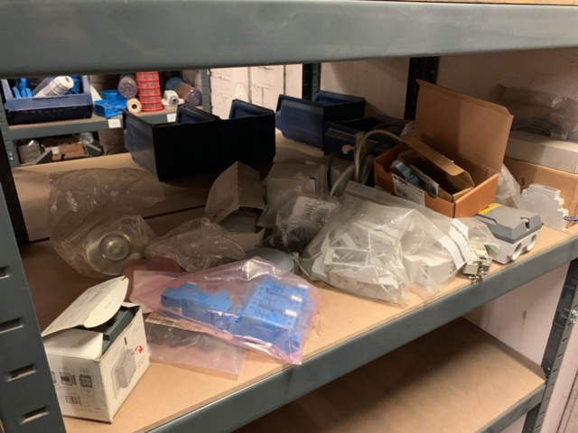 1065650-82 Stock hydraulic and electronic components, 22 shelf sections (incl. shelves)