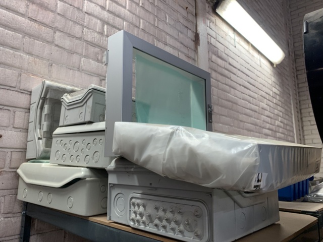 1065650-83 Stock hydraulic and electronic components, 22 shelf sections (incl. shelves)