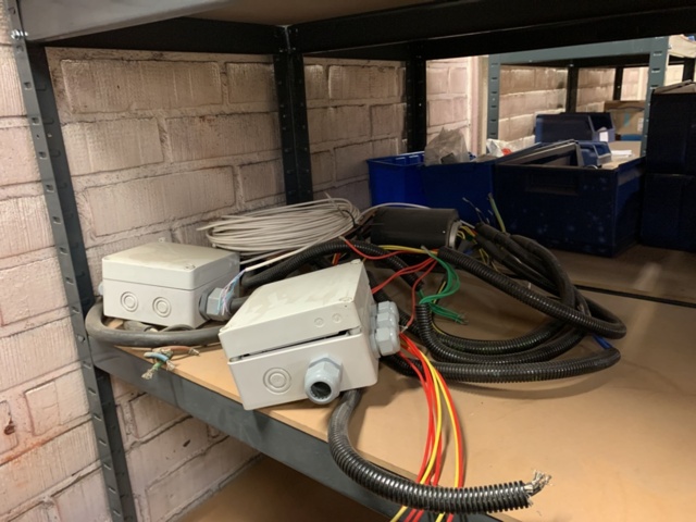 1065650-84 Stock hydraulic and electronic components, 22 shelf sections (incl. shelves)