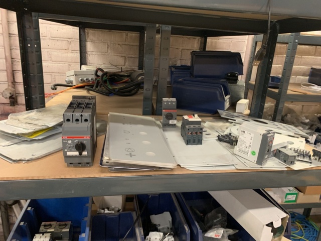 1065650-85 Stock hydraulic and electronic components, 22 shelf sections (incl. shelves)