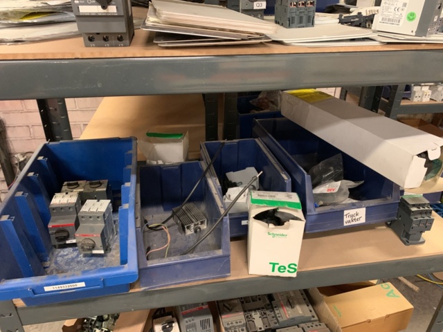 1065650-86 Stock hydraulic and electronic components, 22 shelf sections (incl. shelves)
