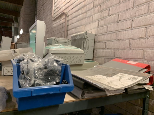 1065650-89 Stock hydraulic and electronic components, 22 shelf sections (incl. shelves)