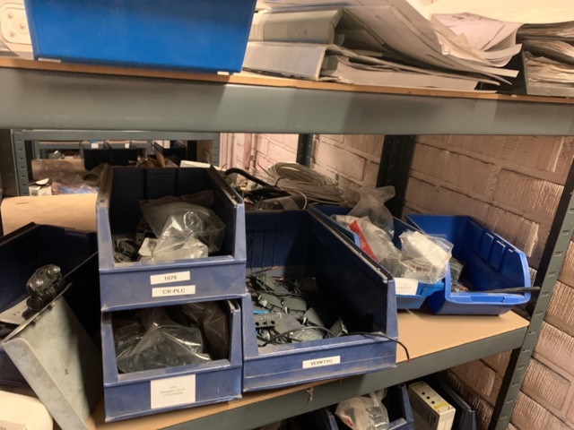 1065650-90 Stock hydraulic and electronic components, 22 shelf sections (incl. shelves)