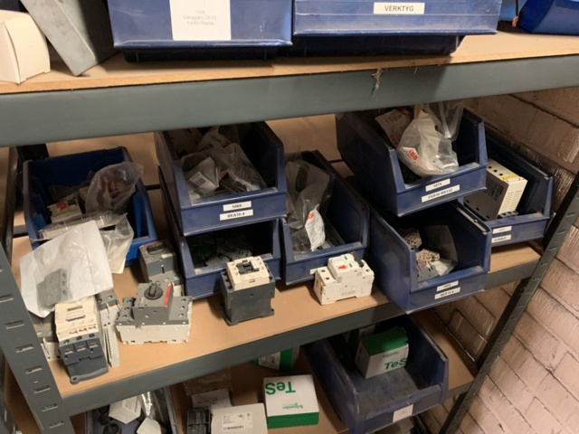 1065650-91 Stock hydraulic and electronic components, 22 shelf sections (incl. shelves)