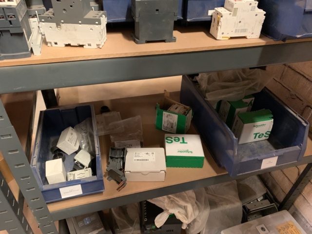 1065650-92 Stock hydraulic and electronic components, 22 shelf sections (incl. shelves)