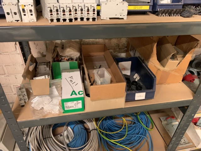 1065650-95 Stock hydraulic and electronic components, 22 shelf sections (incl. shelves)