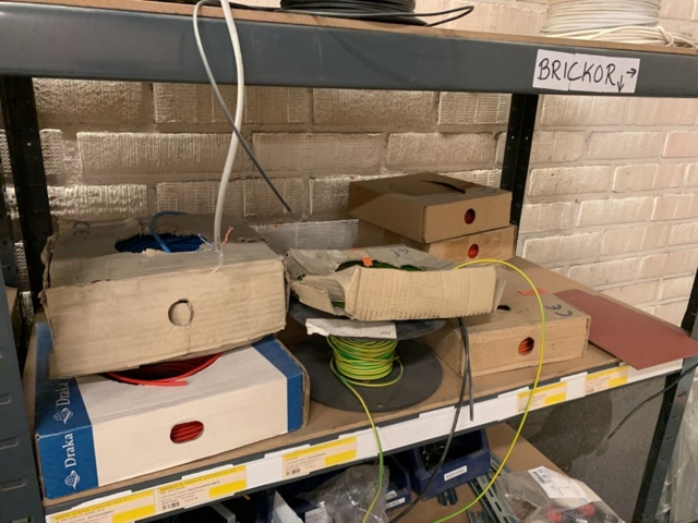 1065650-98 Stock hydraulic and electronic components, 22 shelf sections (incl. shelves)