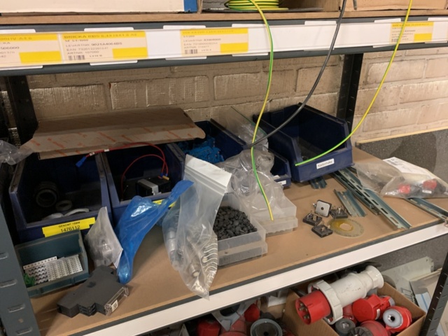 1065650-99 Stock hydraulic and electronic components, 22 shelf sections (incl. shelves)