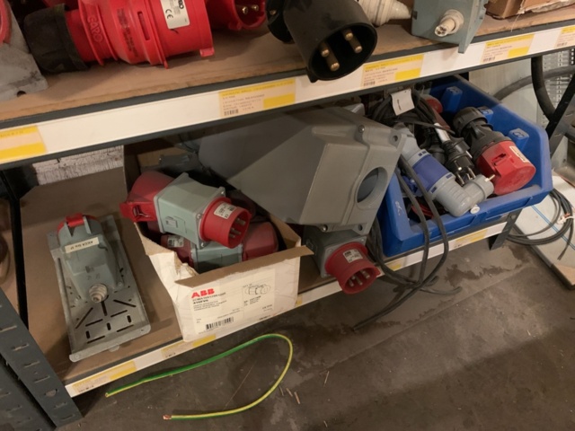 1065650-101 Stock hydraulic and electronic components, 22 shelf sections (incl. shelves)