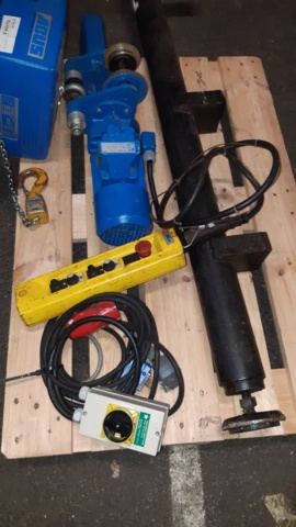 1170946-17 Chain hoist 500kg with electric running gear & pillar slewing crane - ABUS GM3