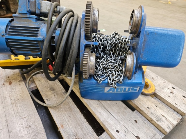 1170951-9 Chain hoist 1000kg with undercarriage & pillar slewing crane - ABUS GM3