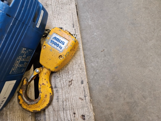 1170951-10 Chain hoist 1000kg with undercarriage & pillar slewing crane - ABUS GM3