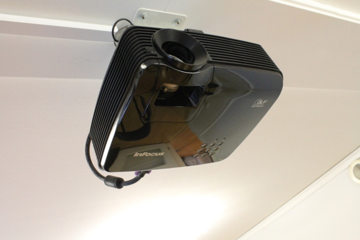 1121093-2 Infocus Projektor med duk