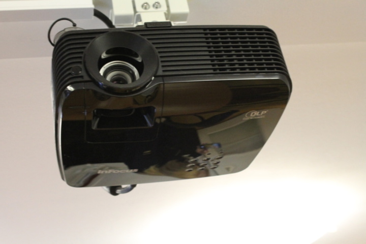 1121093-4 Infocus Projektor med duk