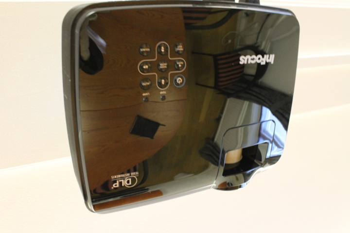 1121093-6 Infocus Projektor med duk