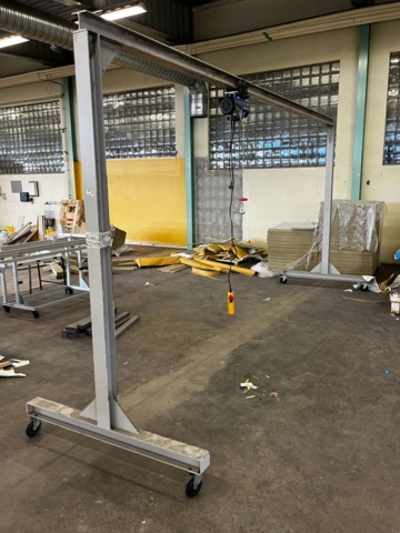 1145022-1 Lifting winch Biltema EH400 on carriage and lifting stand