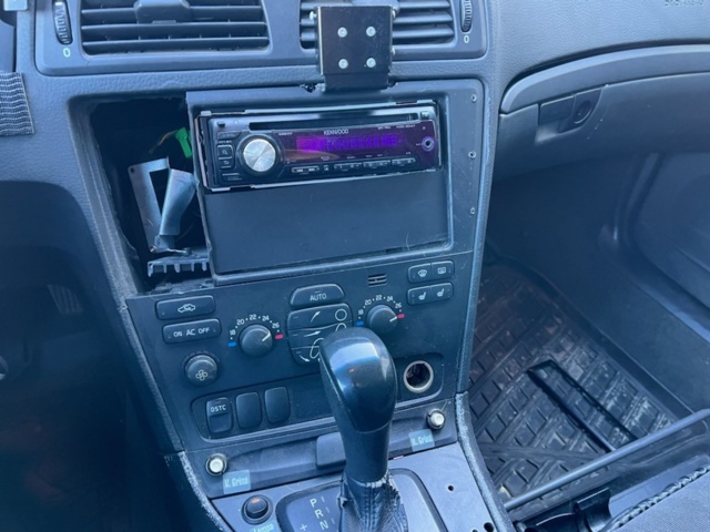 1166117-29 Volvo XC70 2.5T AWD - 2004