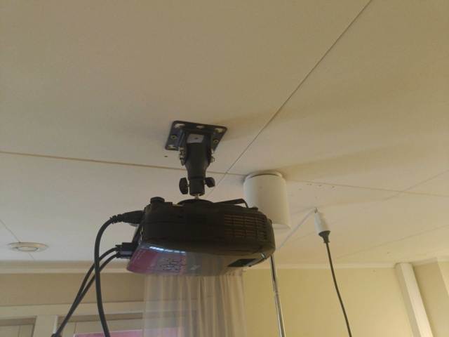 1129917-11 Interactive Whiteboard Hitachi starboard, as well as Epson projector