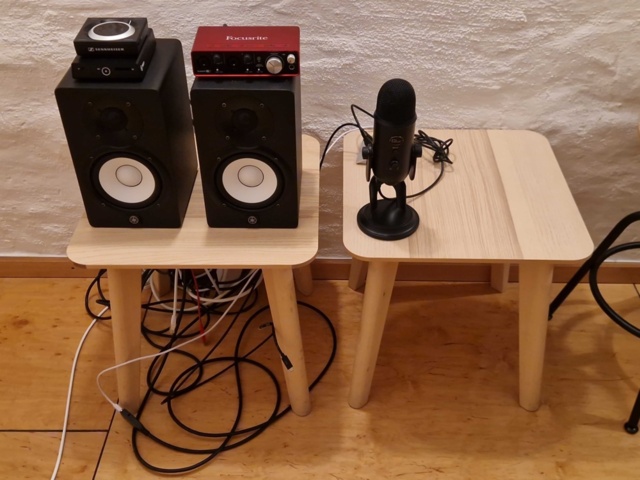 1150801-1 Studio room with speakers, microphone and furniture