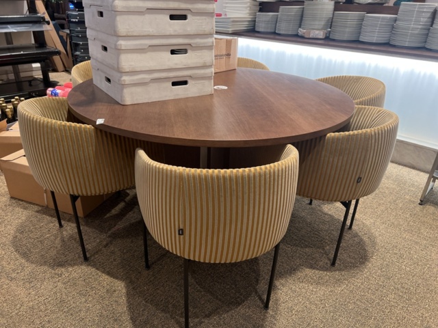 Table with 6 chairs - Adea - PS Auction - We value the future - Largest ...
