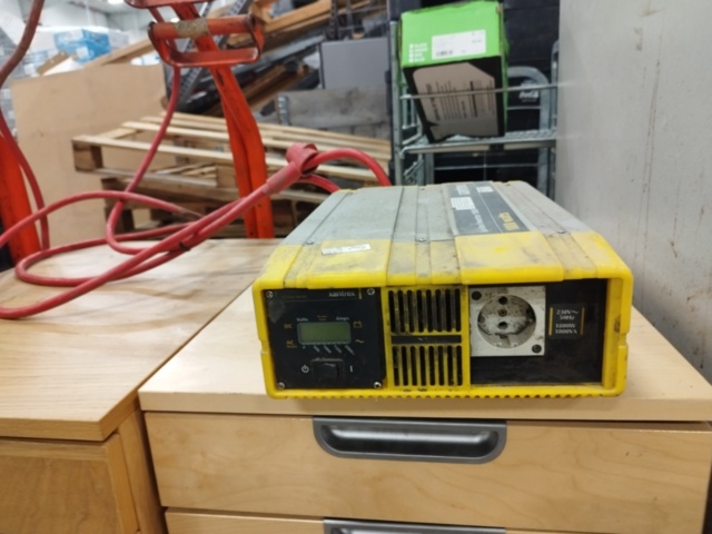 1177306-3 Inverter Xantrex, 1800 watt sine wave inverter 1800i