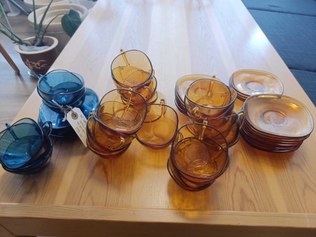 1129952-1 Coffee / Tea cups Vereco France in blue and amber