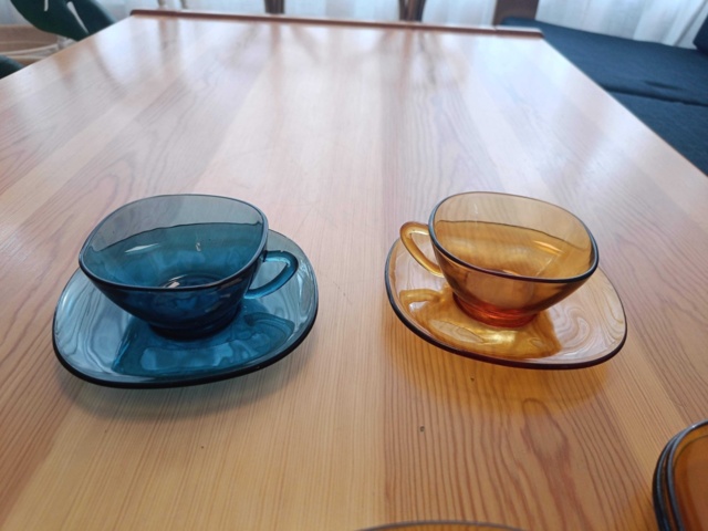 1129952-3 Coffee / Tea cups Vereco France in blue and amber