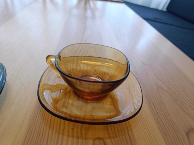 1129952-4 Coffee / Tea cups Vereco France in blue and amber