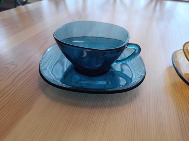 1129952-5 Coffee / Tea cups Vereco France in blue and amber