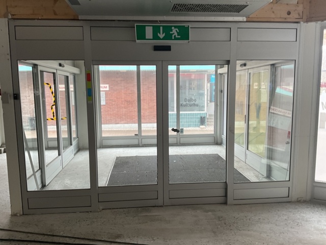 1121142-1 Entrance with Besam door opener