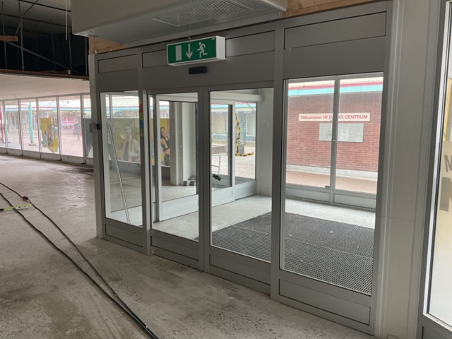 1121142-2 Entrance with Besam door opener